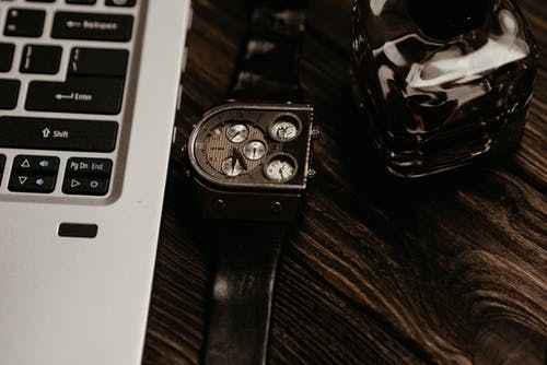 Macbook Pro上的银色计时手表 · 免费素材图片