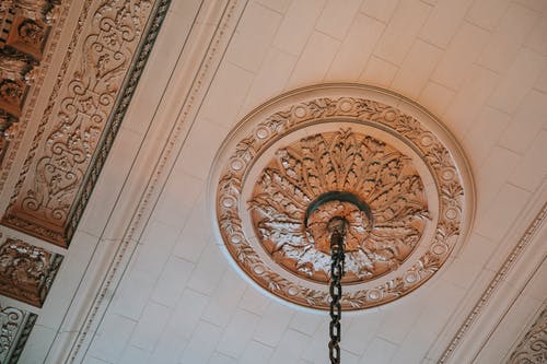 博物馆的装饰天花板和枝形吊灯 · 免费素材图片
