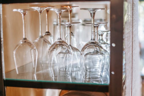 酒杯放在厨房的玻璃架子上 · 免费素材图片