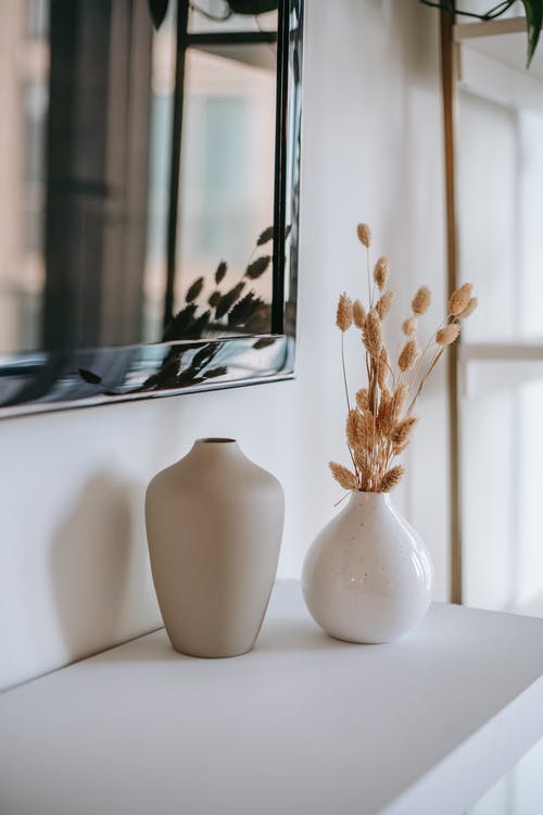 花瓶放在桌上的干植物在家里 · 免费素材图片