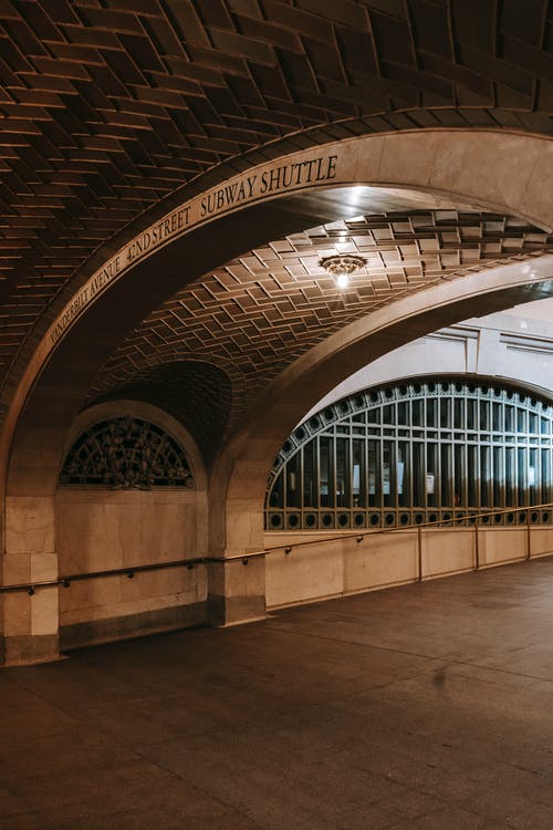 拱形通道被通向地铁的灯所照亮 · 免费素材图片