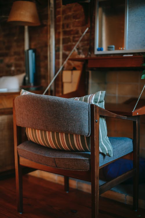 旧木椅，在房间里的枕头 · 免费素材图片