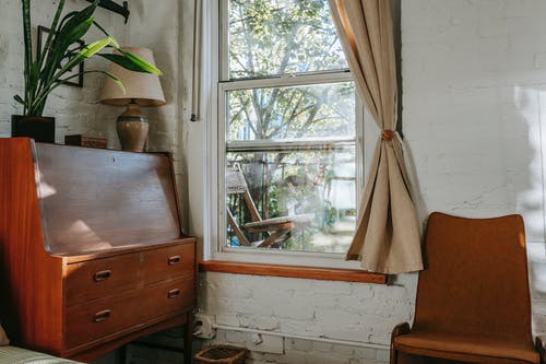 靠近窗户的老式马桶的房间角落 · 免费素材图片