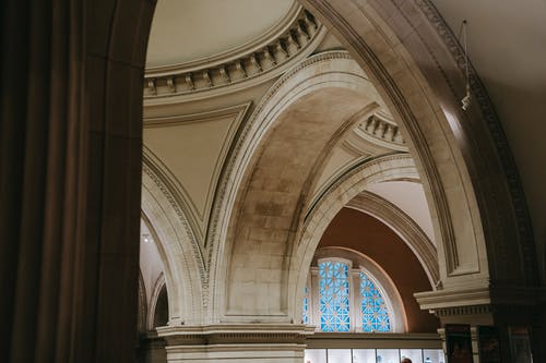 经典拱形的内部，在历史悠久的宫殿装饰天花板 · 免费素材图片