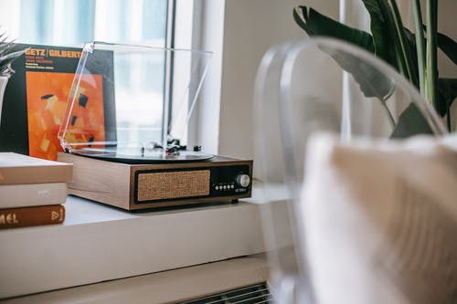 在家里的窗台上的复古电唱机 · 免费素材图片