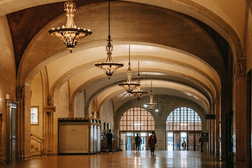 老建筑的内部与经典的吊灯和宽敞的走廊 · 免费素材图片