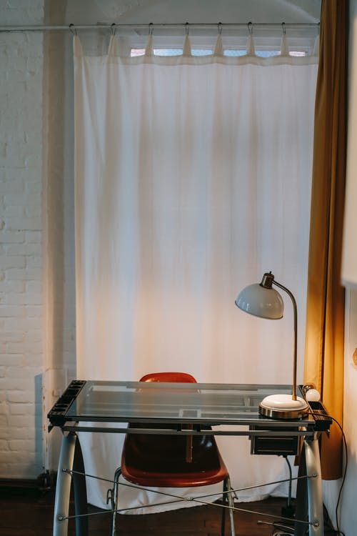 家里的家具，靠近窗帘的工作场所 · 免费素材图片