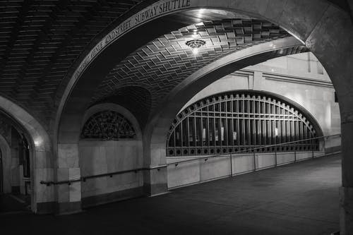 公共地铁站的拱形通道 · 免费素材图片