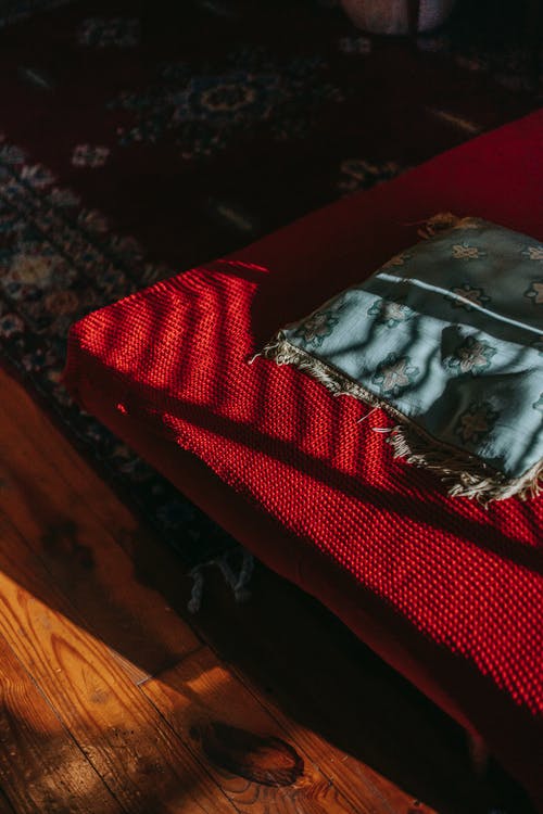 内部的红床和地毯的房间 · 免费素材图片