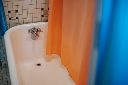 现代浴室配有彩色窗帘的内部 · 免费素材图片