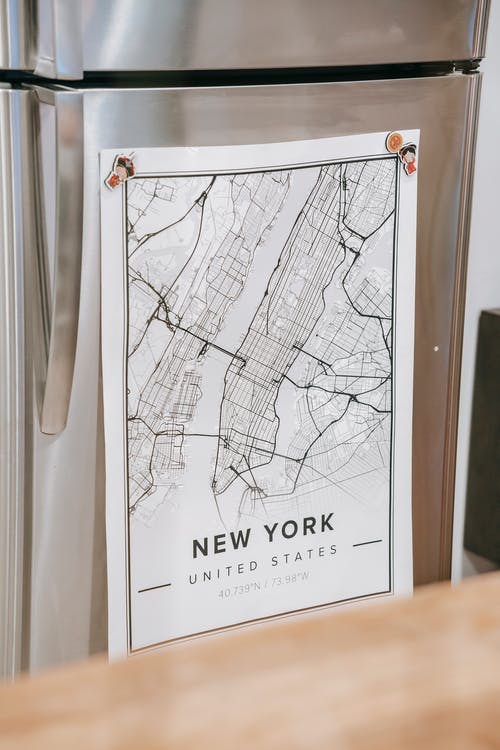 在房子里有纽约标题的地图海报 · 免费素材图片