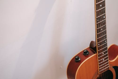 白墙附近的电吉他 · 免费素材图片