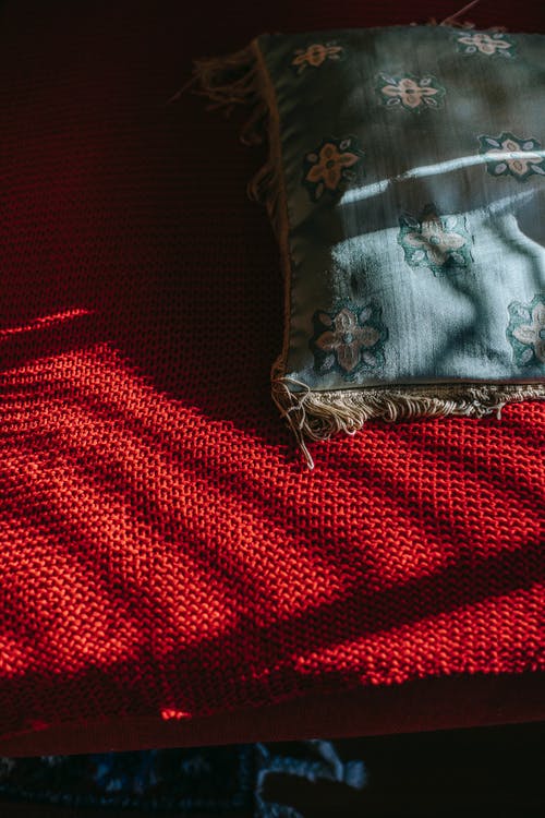 带红色床罩和枕头的床 · 免费素材图片