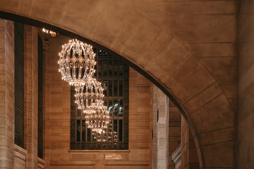 雄伟的光泽灯挂在走廊的高高的天花板上 · 免费素材图片