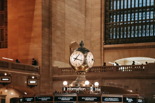 火车站与经典建筑中的时钟 · 免费素材图片