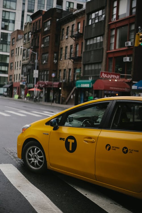 镇上的街道上的出租车车 · 免费素材图片