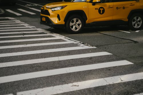 斑马线上的豪华黄色跨界出租车车 · 免费素材图片