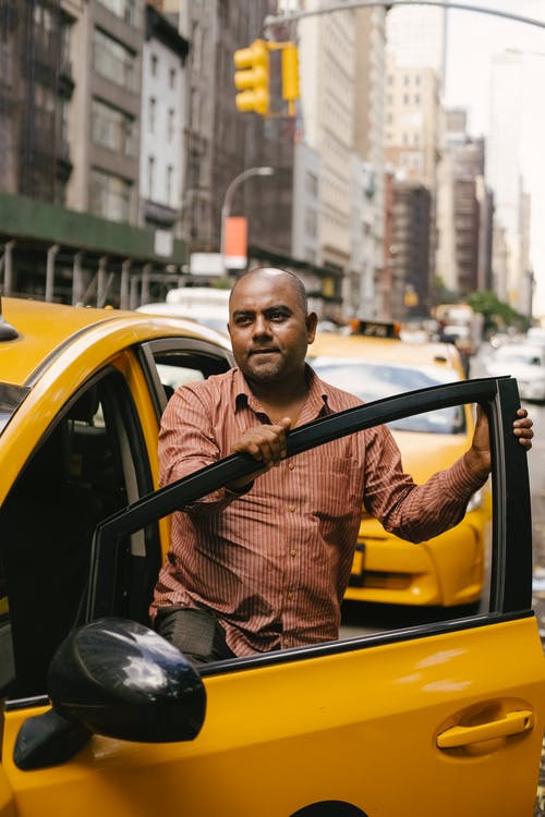 进入黄色出租车的民族男子 · 免费素材图片