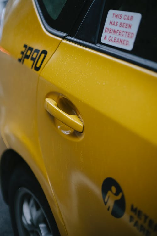 明亮的黄色出租车与题字的门 · 免费素材图片