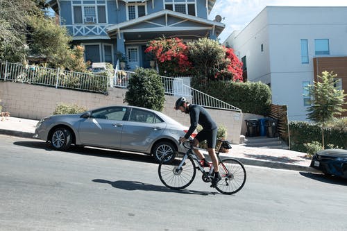 黑色的t恤，骑在黑色自行车上的人 · 免费素材图片