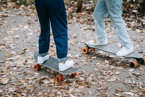 庄稼人在公园里骑滑板 · 免费素材图片