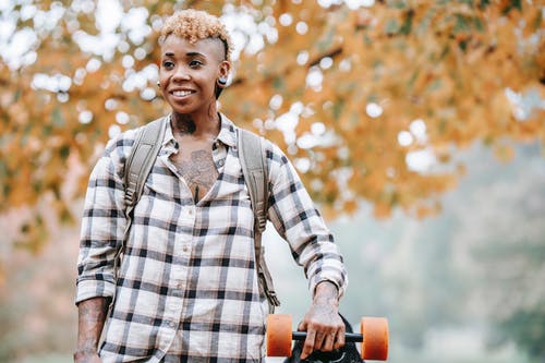 有退潮看在秋天公园的退潮的快乐的黑人妇女 · 免费素材图片
