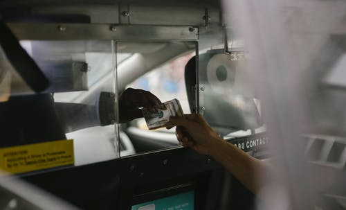 无法识别的驾驶员到达后从乘客处付款 · 免费素材图片