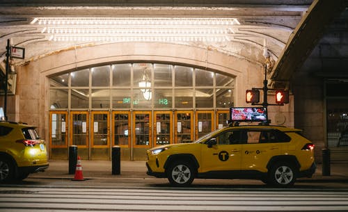 晚上停在路上的时尚黄色suv出租车 · 免费素材图片