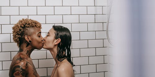 多种族的女同性恋情侣接吻在浴室 · 免费素材图片