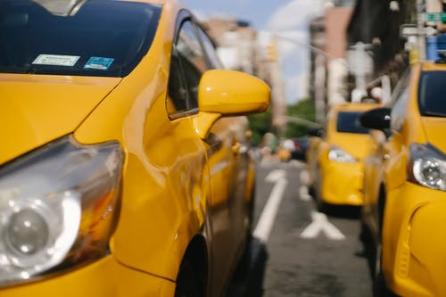 在城市道路上的多彩现代出租车 · 免费素材图片