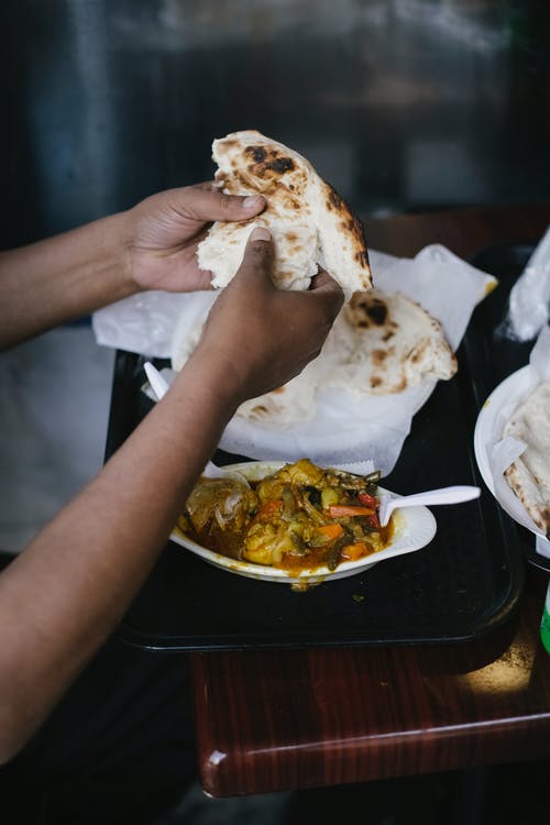 族裔人和印度菜共进午餐 · 免费素材图片
