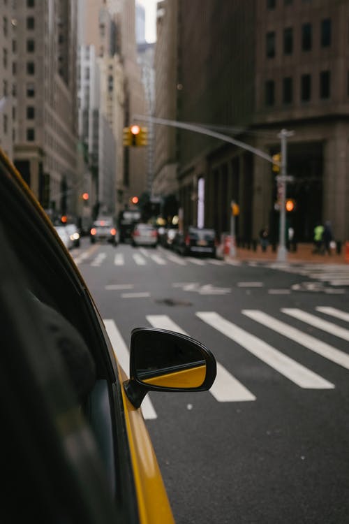 在沥青城市道路上的黄色车 · 免费素材图片