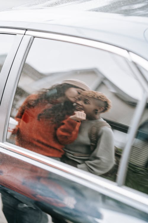 女同性恋夫妇在汽车附近的街道上爱抚 · 免费素材图片