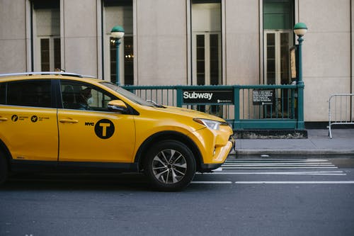 出租车车停在大城市地铁入口附近的路边 · 免费素材图片