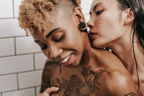女同性恋夫妇在淋浴深情相拥 · 免费素材图片