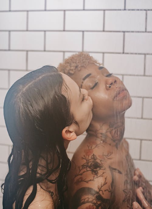 充满激情的女同性恋夫妇有淋浴 · 免费素材图片