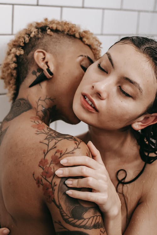 黑人妇女在浴室里亲吻闭着眼睛的族裔女性 · 免费素材图片