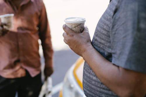匿名的民族同事喝咖啡去路上互动 · 免费素材图片
