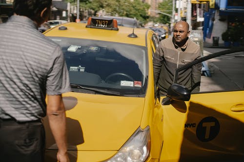 民族出租车司机跟男人说话 · 免费素材图片