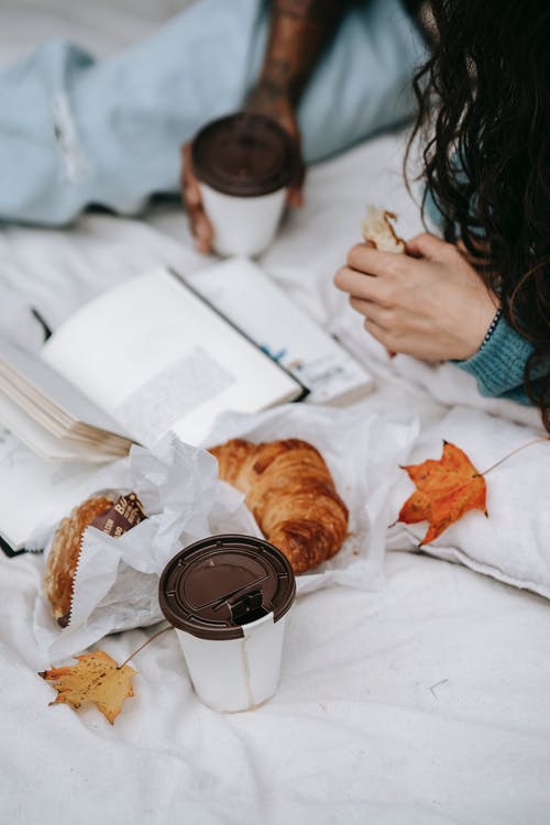 作物夫妇在秋天野餐 · 免费素材图片
