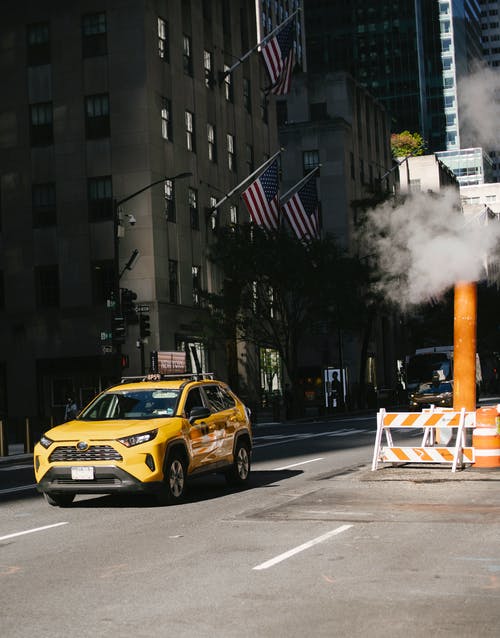 在城市街道上的黄色出租车 · 免费素材图片