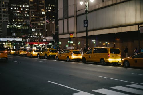 晚上停在街上的当代各种黄色出租车 · 免费素材图片