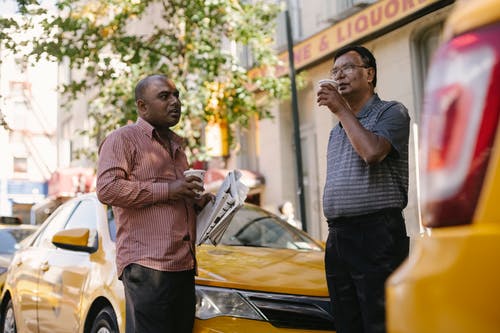 各种出租车司机与外卖咖啡在城市街道上的互动 · 免费素材图片