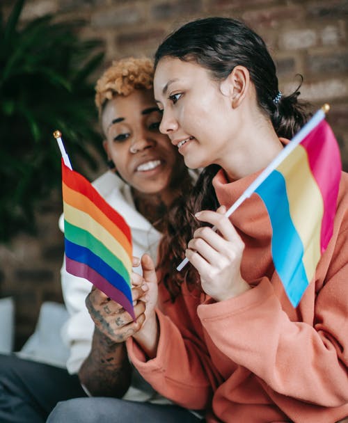 多种族夫妇与lgbt标志 · 免费素材图片