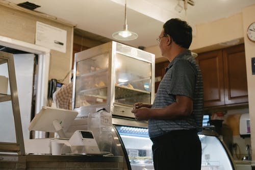 族裔人在商店里选择食物 · 免费素材图片