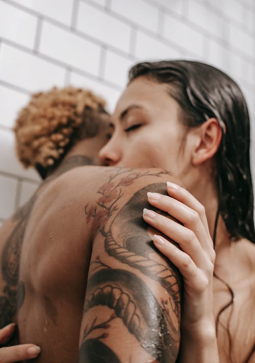 亲密多样情侣接吻在浴室 · 免费素材图片