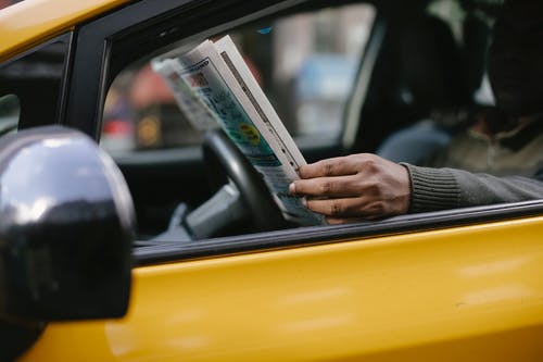 出租车在看报纸的民族男子 · 免费素材图片