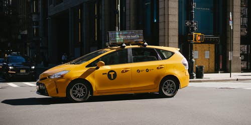 沥青路上的出租车车 · 免费素材图片