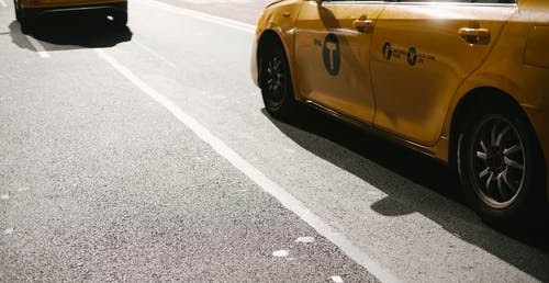 现代多彩的黄色汽车，沿着郊区的道路上骑 · 免费素材图片