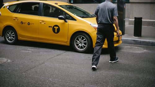 族裔男子走向出租车 · 免费素材图片
